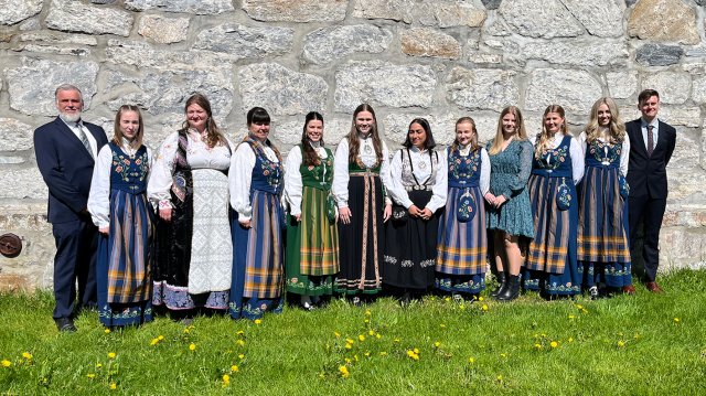 gruppebilde av festpyntede studenter tatt utendørs.