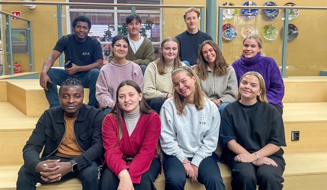 Gruppebilde av studenter som sitter i VID studentorganisasjon.