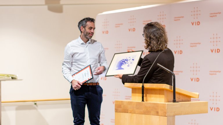 Andreas mottar diplom på scenen. 