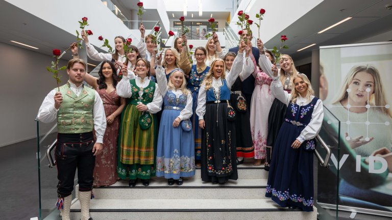 Gruppebilde med festkledde mennesker i trapp