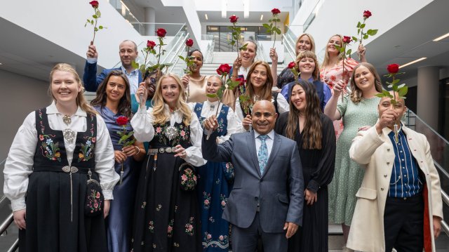 Gruppebilde med festkledde mennesker og roser