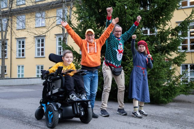 Bilde av Mikkel Borge Heir (22), Lars-Jacob Lundh (21), Ivar Restrup (43) og Angela Lindstad (21) utenfor lokalene til VID. Foto: Aurora Ytreberg Meløe/VG