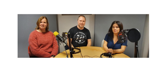 Tre personer rundt et bord i et podcaststudio