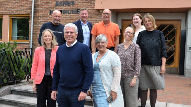 gruppebilde av dem stående ute. alle smiler. 