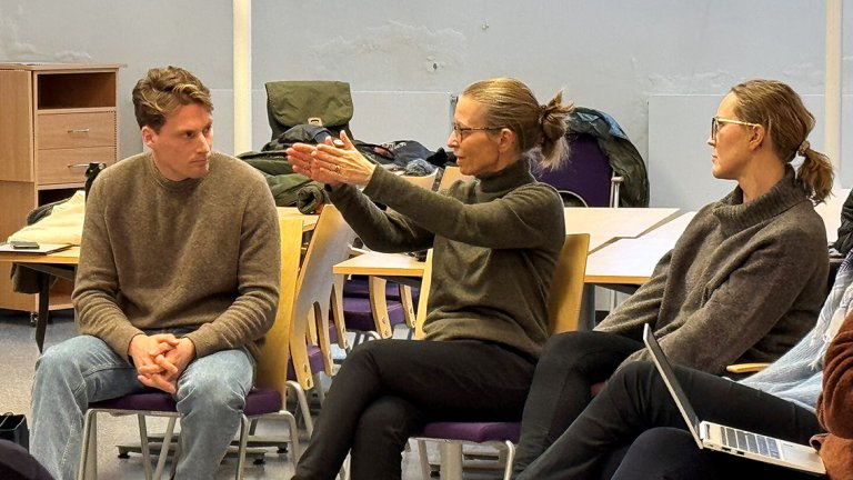 Bilde av de to som diskuterer.