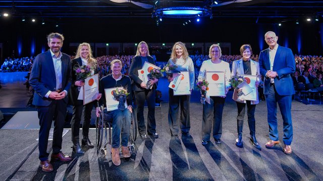 bilde tatt av prisvinnerne på scenen