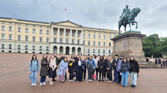 portrett av gjengen tatt utenfor slottet.