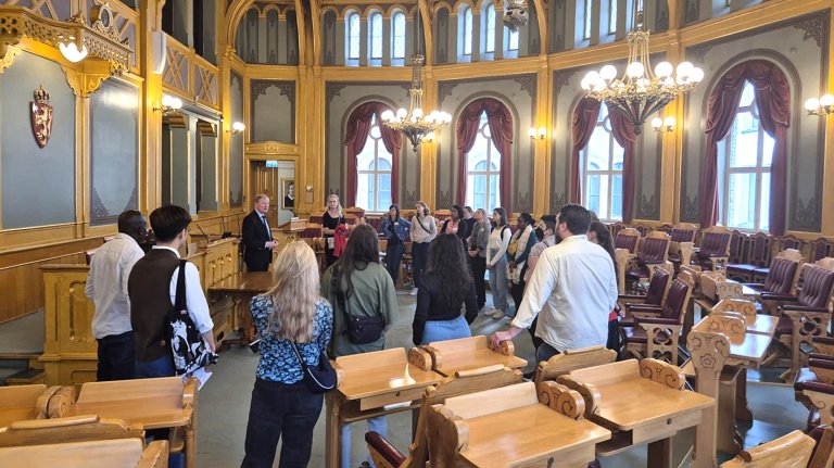 stipendiatene inne i stortingssalen