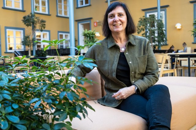 Voksen dame sitter i en sofa