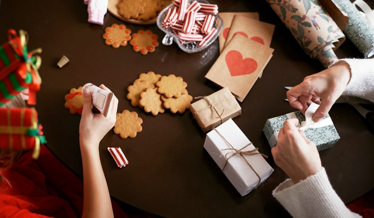 Hender som lager julepynt