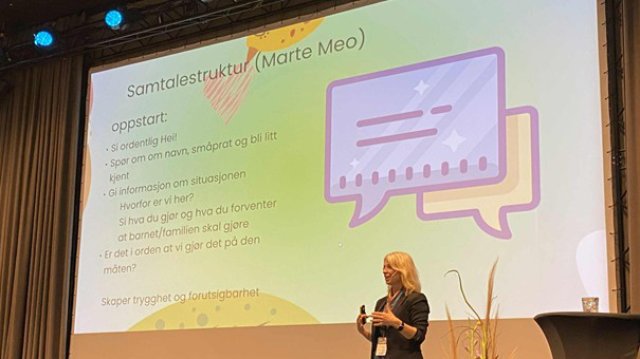 Kvinne som holder en presentasjon
