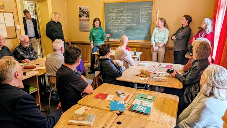 Bilde av klasserom fra 80-tallet fullsatt av voksne