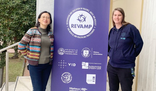 Linda Rykkje og Eirin Gudevold ved plakat om REVAMP
