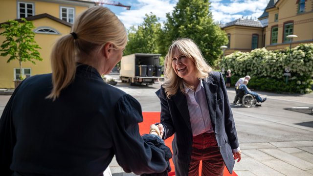 Lindboe håndhilser på kommunikasjonssjef tone steen sandberg