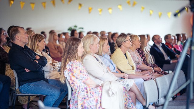 oversiktsbilde over sal med mennesker