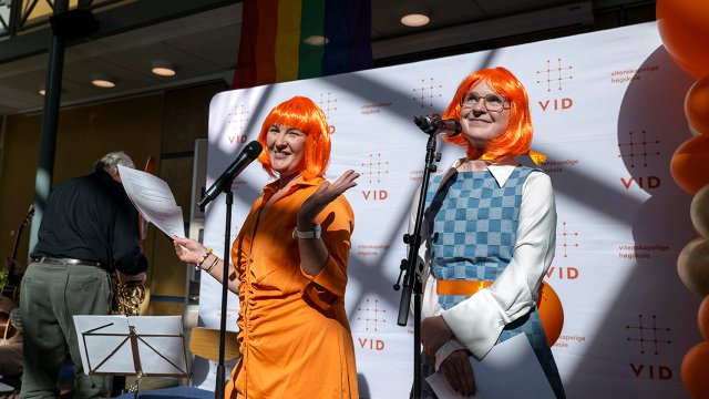 to kvinner med oransje parykk på scenen