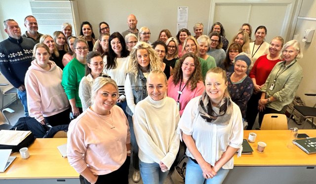 Stor gruppe studenter i et klasserom