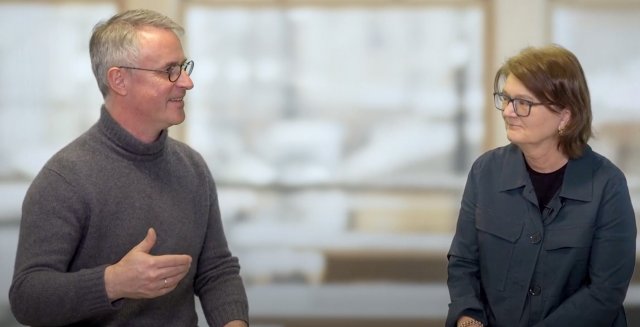 Rektor Bård Mæland i samtale med internasjonal direktør Berit Hagen Agøy i Kirkerådet.
