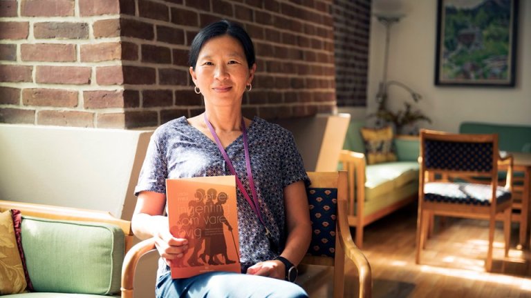 Kvinne med bok på fanget.