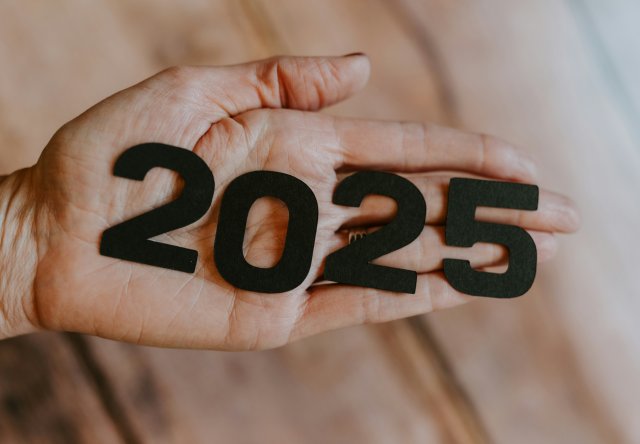 Hånd med tallet 2025