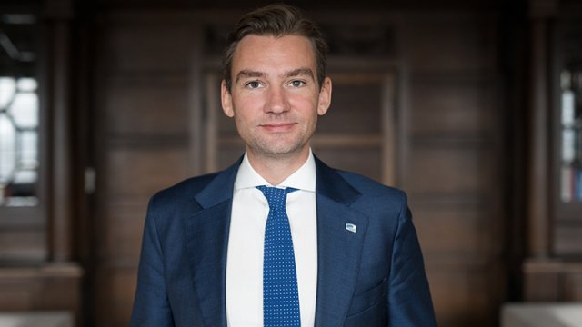 Velstelt mann med dress og slips