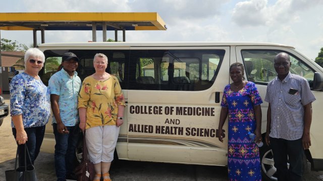 Bilde av fem mennesker foran en minibuss