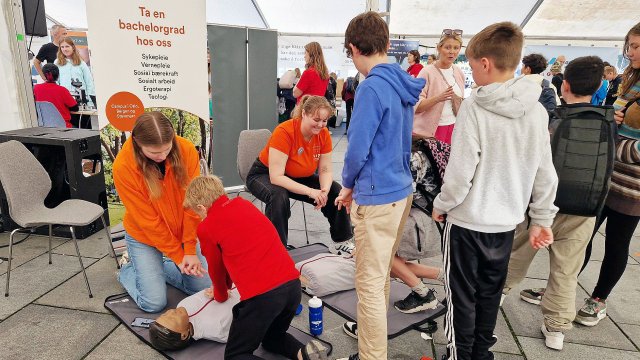 Stand der studenter demonstrerer hjerte- lungeredning.