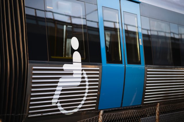 Tog med rullestolsymbol