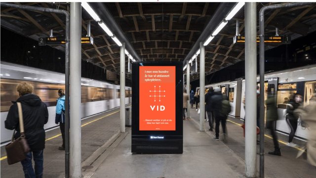 Bilde av en reklameboards på en t-bane stasjon.