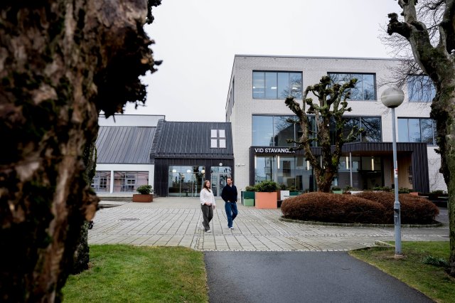 To studenter går sammen utenfor VID Stavanger