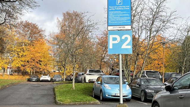 Parkeringsplass med skilt som viser parkeringsregler