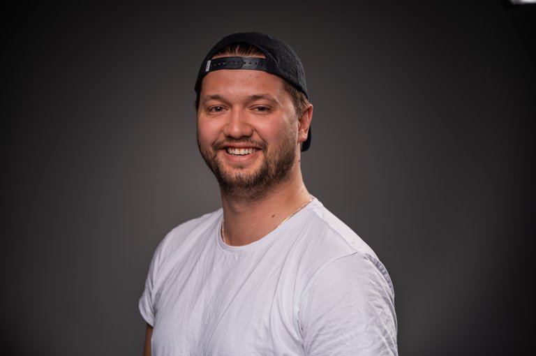 Mats Lauring i et fotostudio, iført caps og t-skjorte