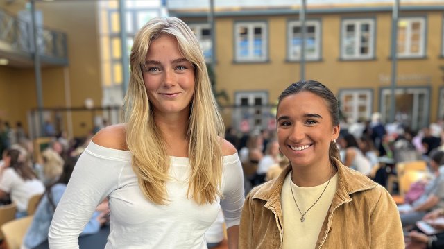 Portrett av de to studentene stående i atriet ved VID Oslo