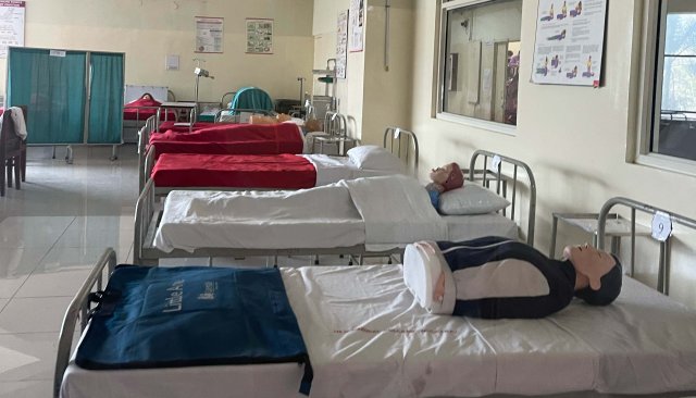 Øvingsrom med sykesenger og øvingsdukker