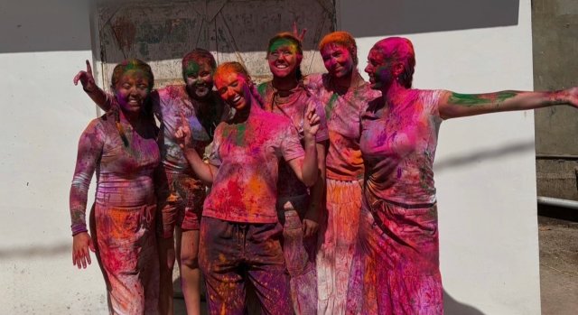 6 smilende jenter dekket i organisk fargepulver