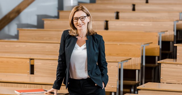 Dame foran tomme benke i et auditorium