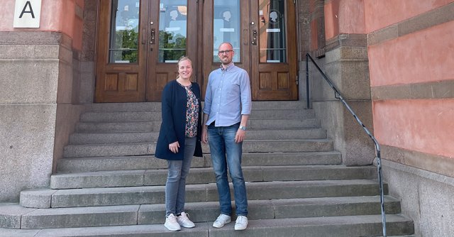 To mennesker på en trapp