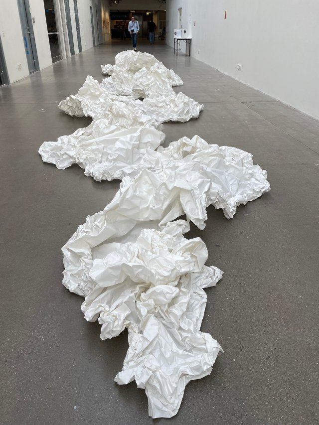 Kunstinstallasjon av krøllet papir
