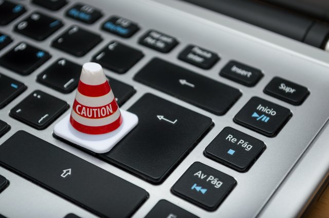 En liten kjegle står på et keyboard