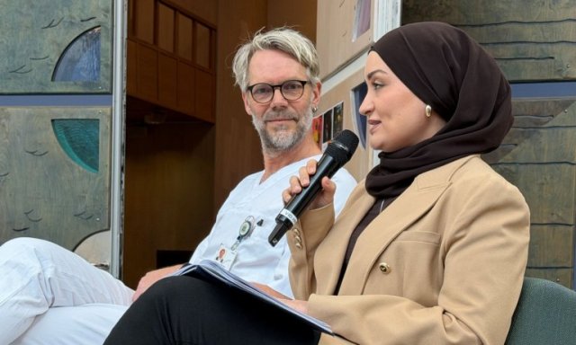 Paneldeltaker snakker i mikrofon