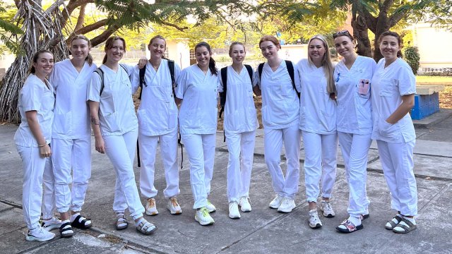 Gruppebilde av studentene foran skolen på Cuba