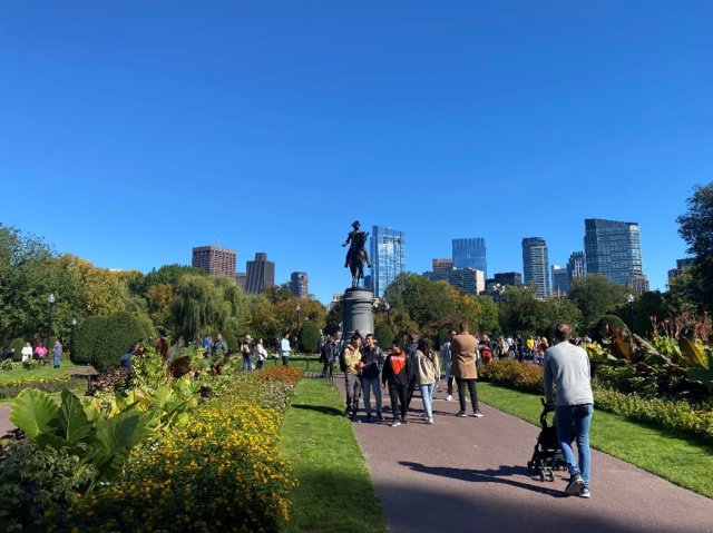 En park i Boston med turgåere