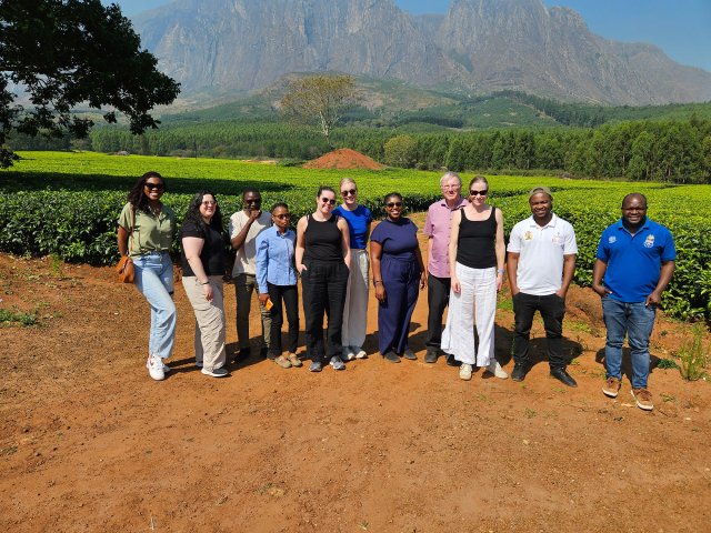 Studenter sammen med lokale folk i Malawi