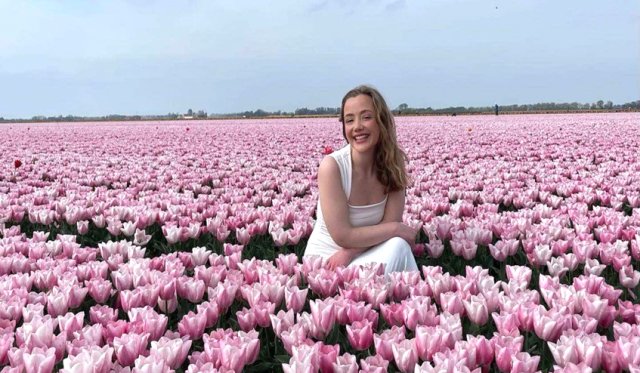 Ung kvinne i tulipanåker