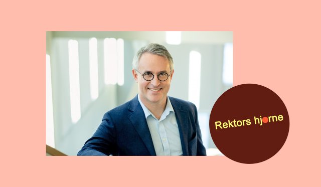 Bilde av Bård Mæland rektor ved vid. Lys rosa bakgrunn. Mørk sirkel med gul skrift - Rektors hjørne.