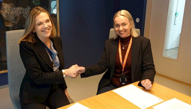 To damer håndhilser