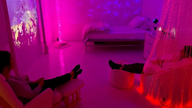 Bilde av to personer i et sanserom