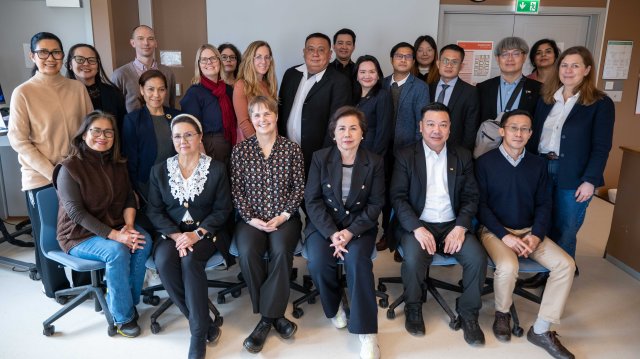 Gruppebilde av thailandske gjester og ansatte ved VID