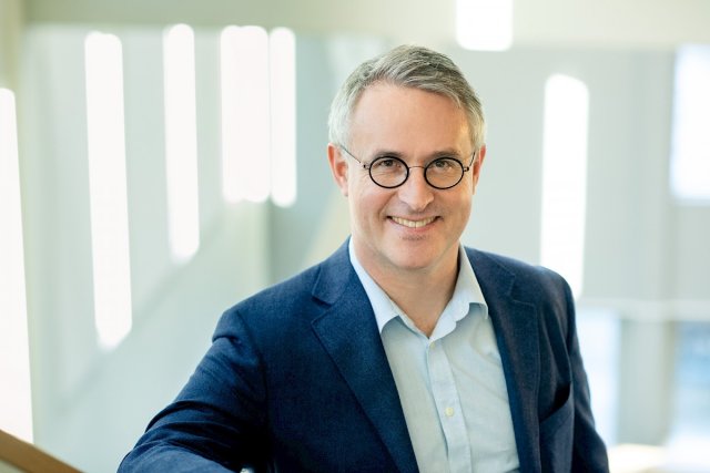 Portrettfoto av rektor Bård Mæland