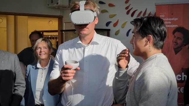 Fra venstre, litt bakgrunnen i blå jakke Ordfører Herøy kommune Elbjørg Larsen, Ola Borten Moe og student på desentralisert sykepleierutdanning VID Helgeland Milad Hashemi